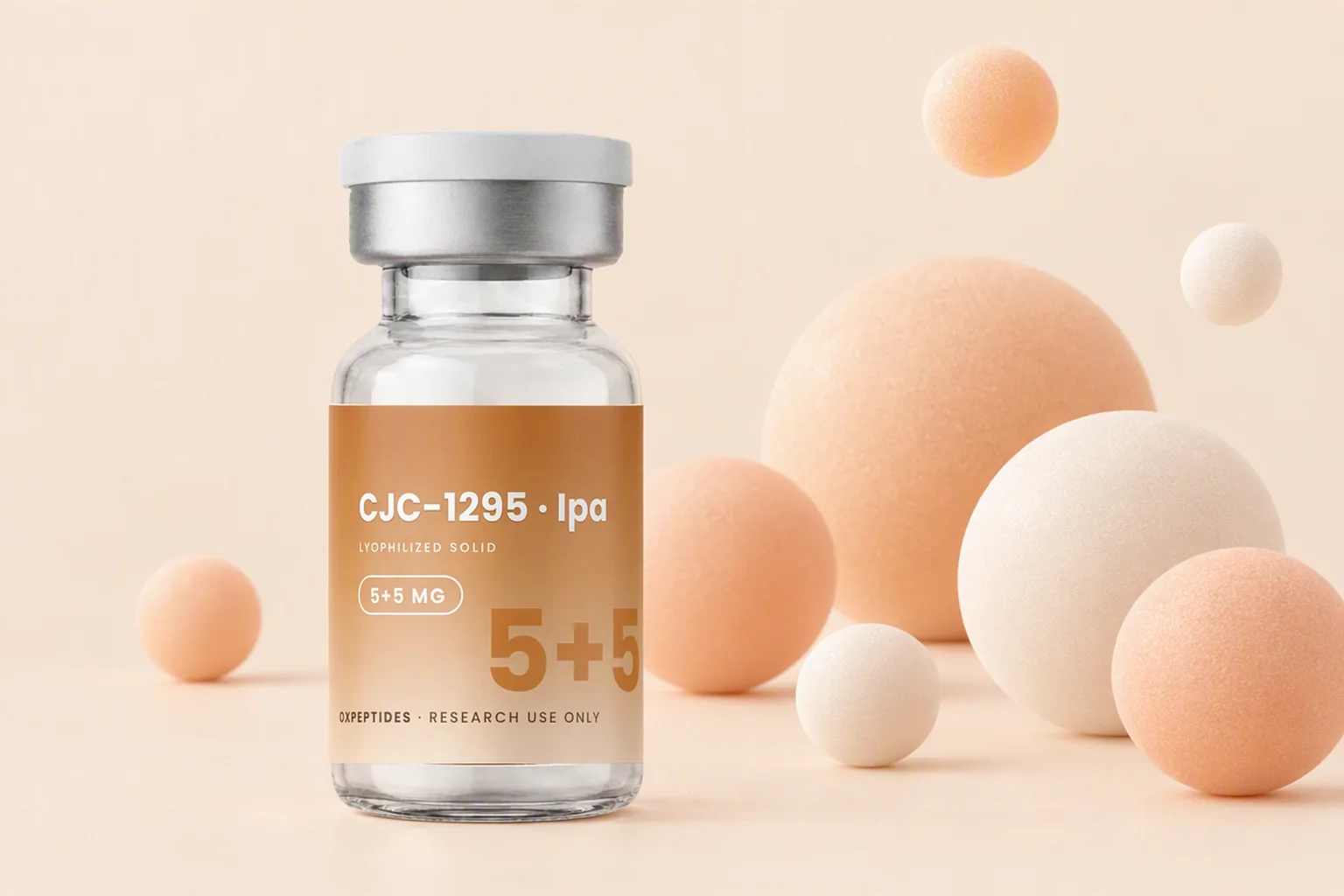 CJC-1295 / Ipamorelin 5 + 5 mg blend vial tussen zachte pastel abrikooskleurige bollen