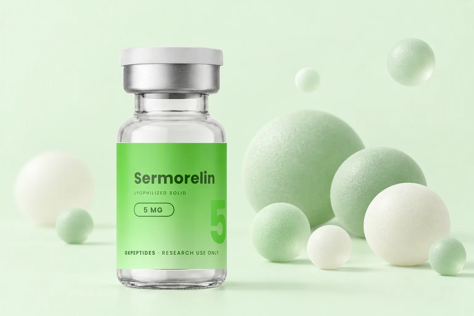Sermorelin 5 mg gelyofiliseerde flacon tussen zachte pastelgroene bollen